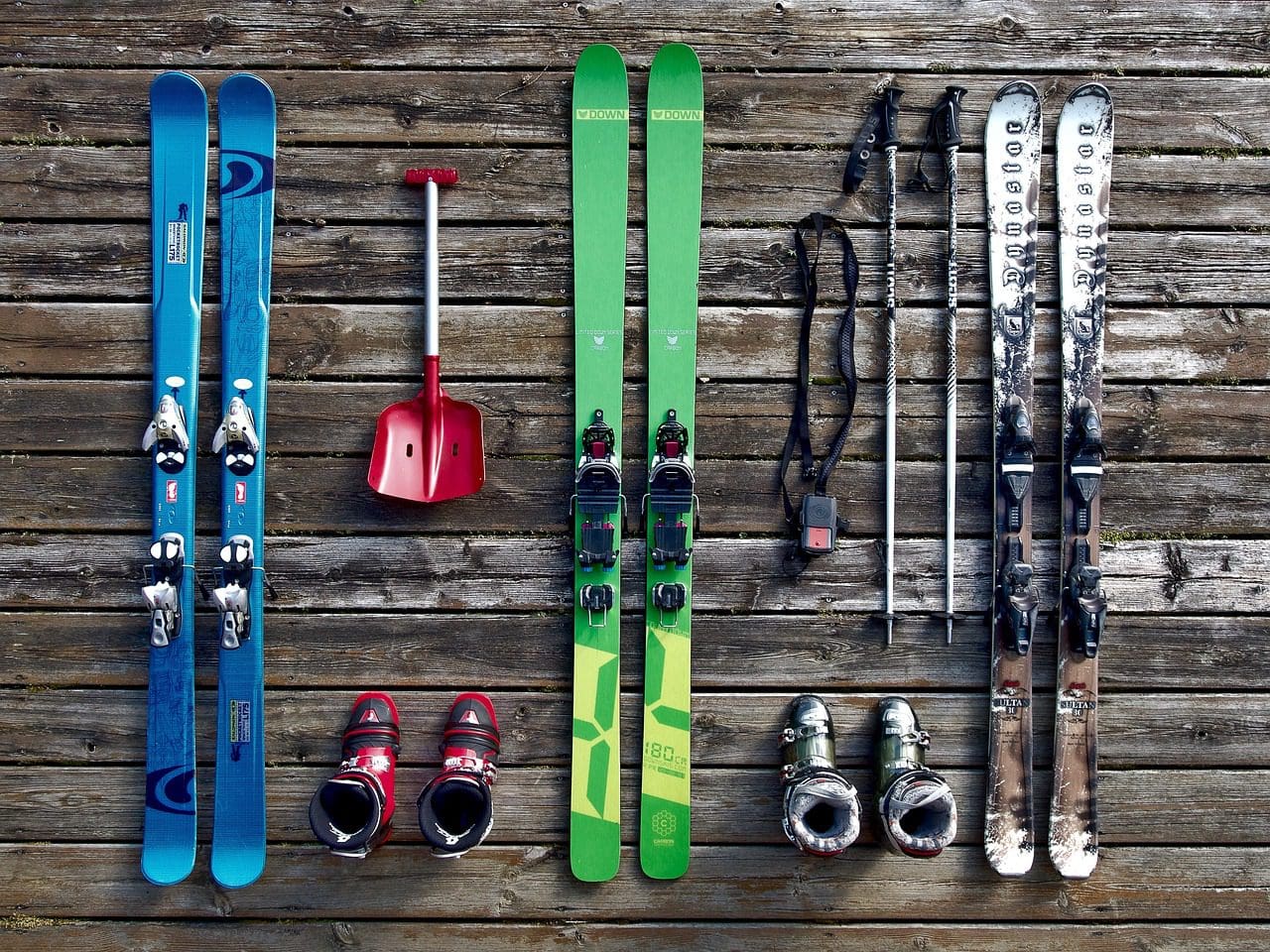 ski-932188_1280 Famille souriante en train de skier ensemble, illustrant la possibilité de profiter du ski tout en respectant son budget grâce à une planification minutieuse et des choix financièrement judicieux.